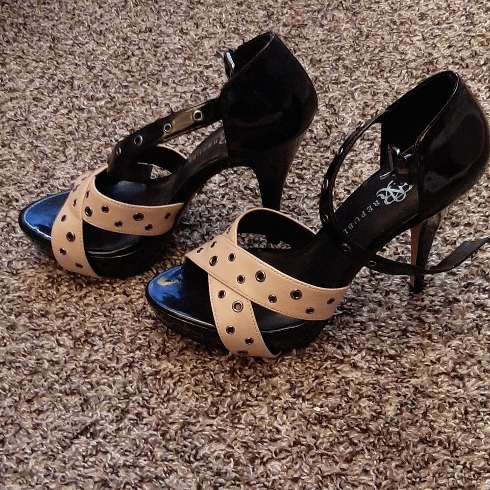 Rock & Republic Tan and Black Heels